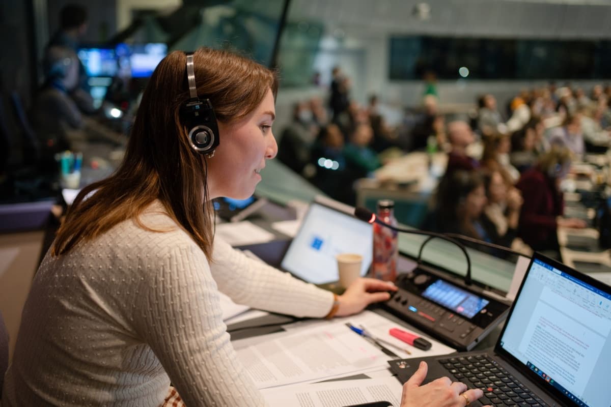 Conferentietolk in Brussel: simultaan en consecutief voor EU-instellingen